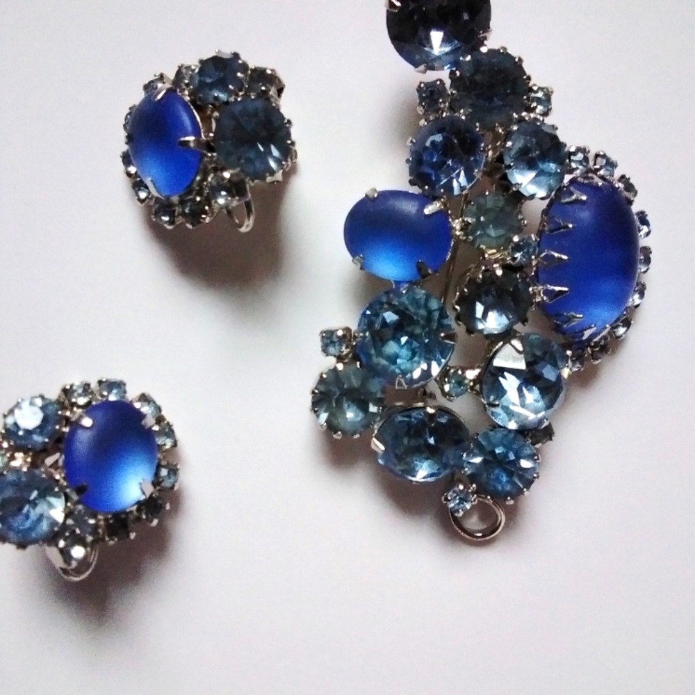 VINTAGE CONTINENTAL FROSTED BABY BLUE & RHINESTONE PENDANT/BROOCH EARRINGS SET.